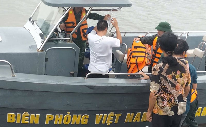 Urgently take the patient to the emergency boat. Photo: CDC Quang Ninh