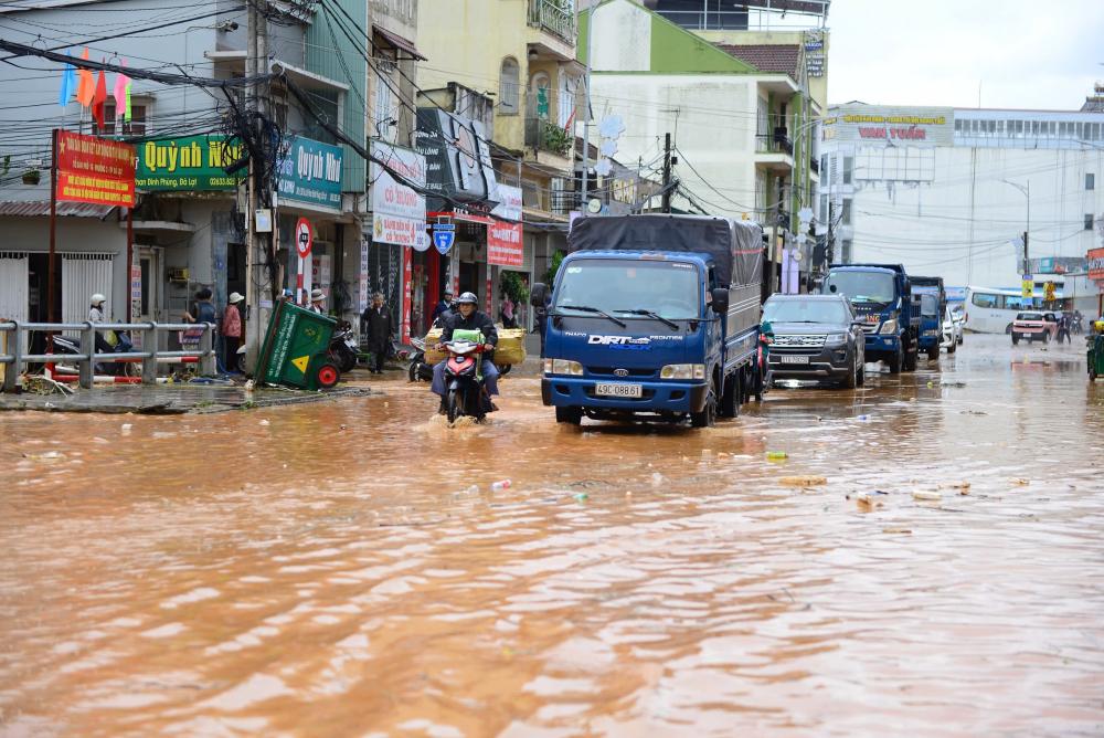 Heavy rain caused many roads in Xuan Huong - Da Lat ward to be deeply flooded. Photo: Lam Hong