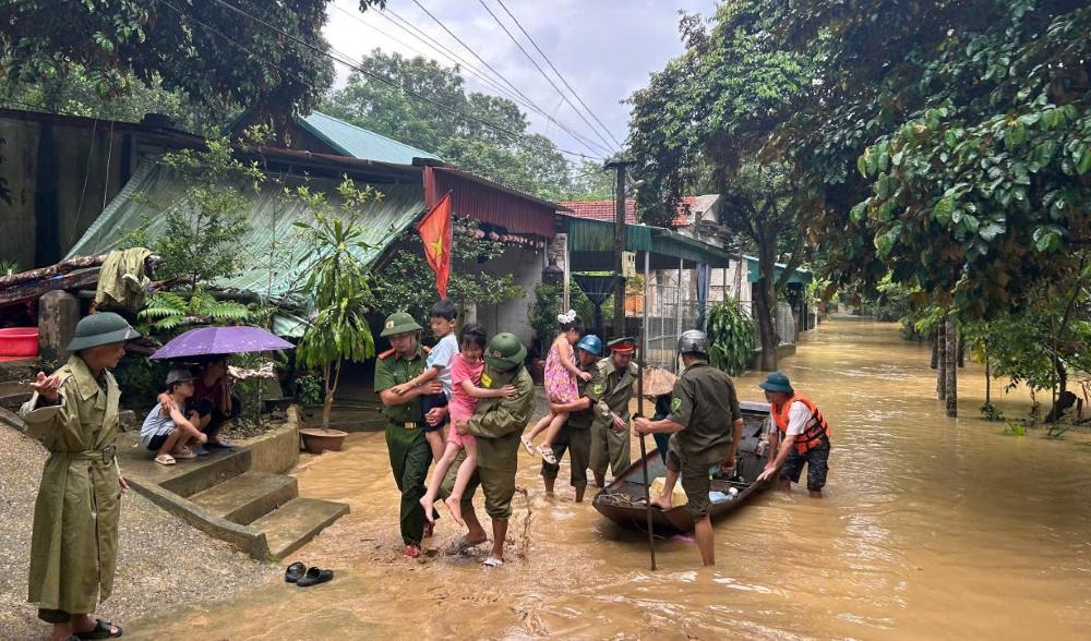 Luc luong cong an so tan nguoi dan o phuong Dao Duy Tu den noi tranh tru an toan. Anh: Cong an Thanh Hoa