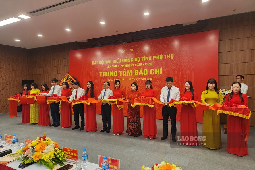 Delegates cut the ribbon to open the Press Center to serve the 1st Phu Tho Provincial Party Congress, term 2025-2030. Photo: To Cong.