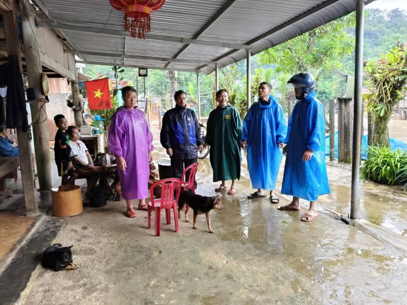 Kiem tra, tham hoi, dong vien nguoi dan tren dia ban xa Avuong (TP Da Nang). Anh: Briu Quan