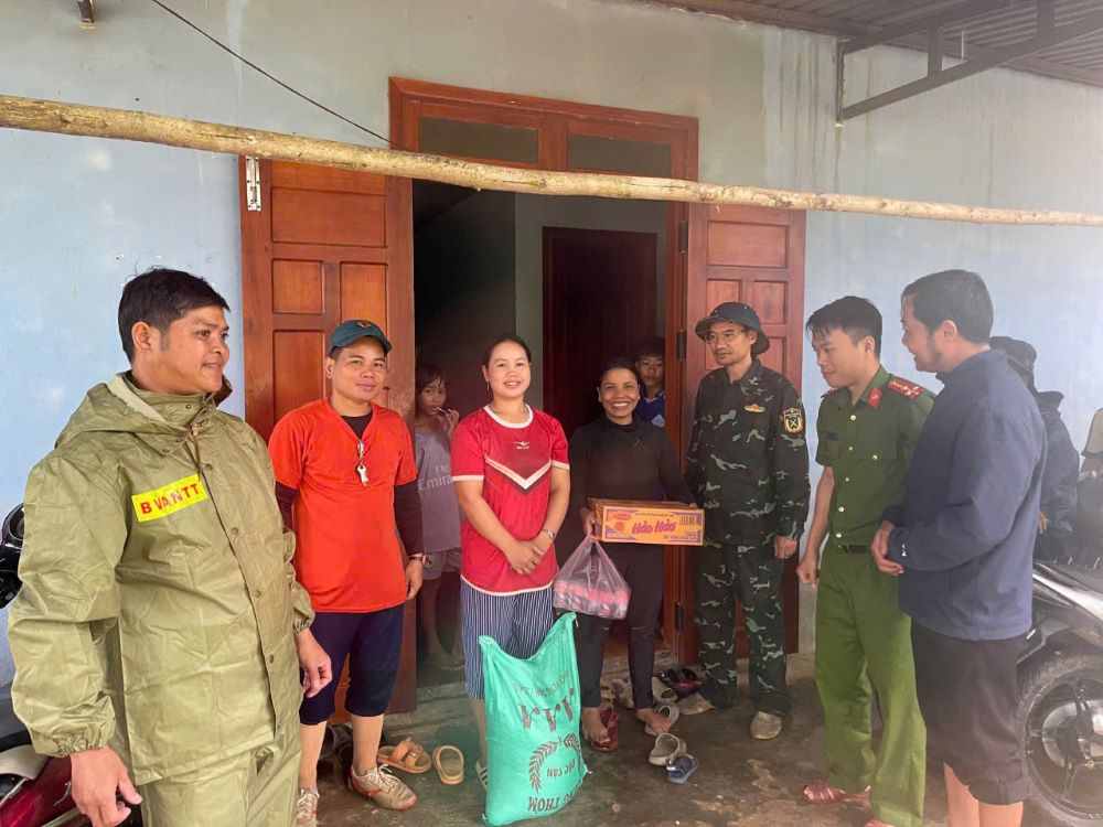 The Chairman of the People's Committee of Avuong Briu Quan Commune promptly inspected, visited, and encouraged 12 people in A'ur village who stayed in the commune center not to return to the village due to rising water, long roads, and fallen trees along the road, affecting their lives. Photo: Briu Quan