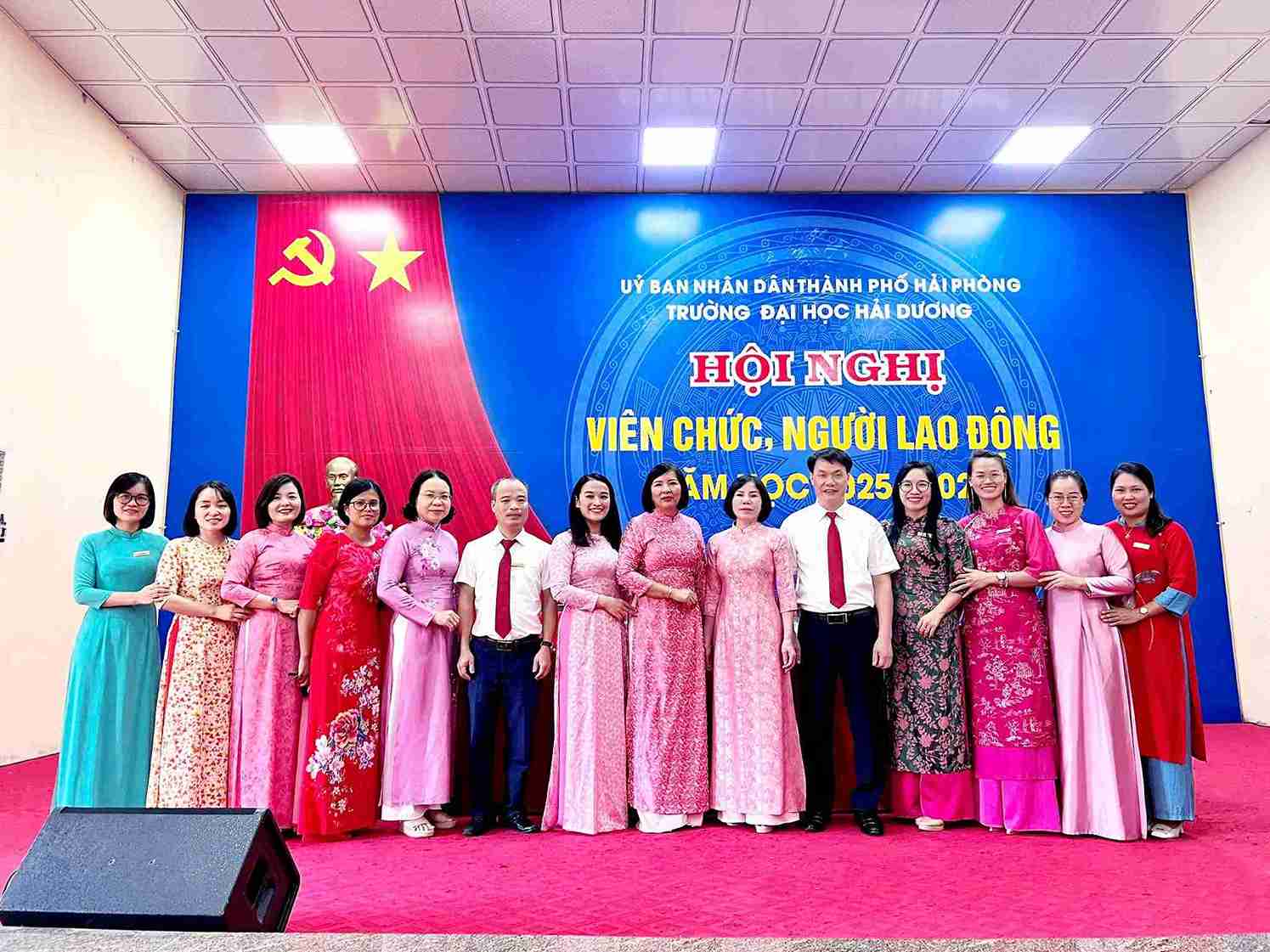 2025~2026년 공무원 회의에 참석한 간부 집단 교수진 학교 직원. 사진: 하이즈엉 대학교