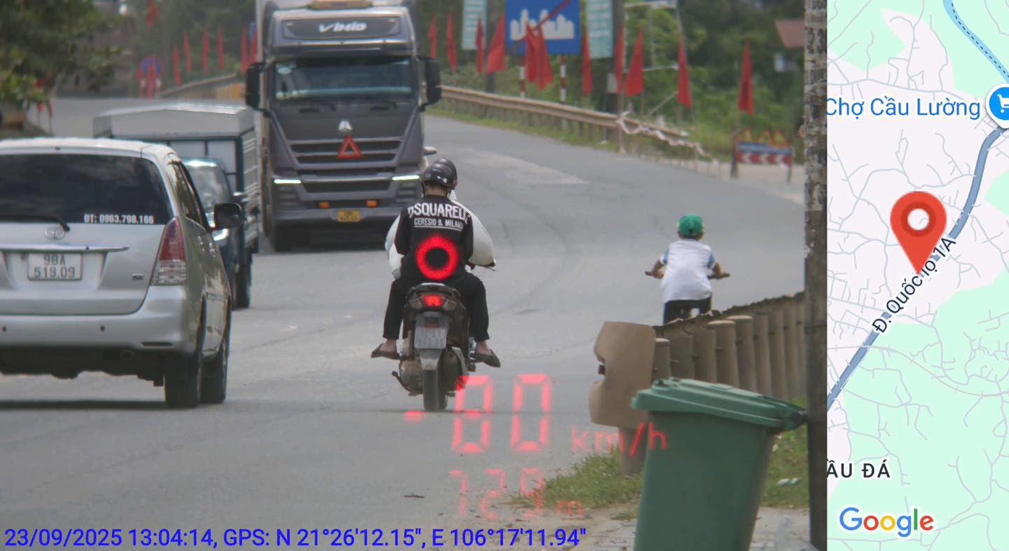 Un vehicule (car rouge) a ete penalise a l'arrosage a Bac Ninh. Photo : Police de Bac Ninh