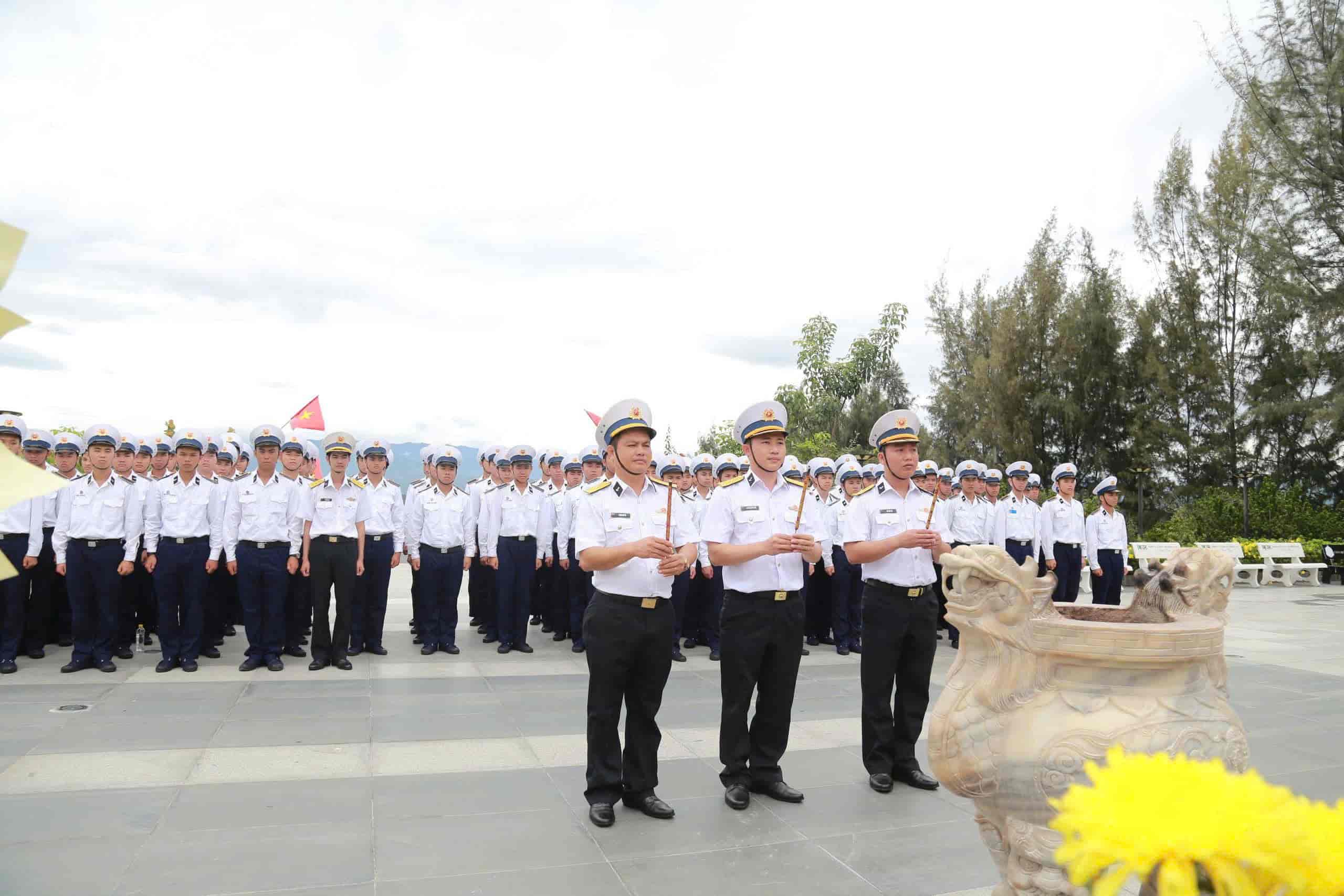 Le Centre d'entraînement de la 4e region navale offre de l'encens et des fleurs au memorial des soldats de Gac Ma dans la province de Khanh Hoa. Photo : Tien Ngo