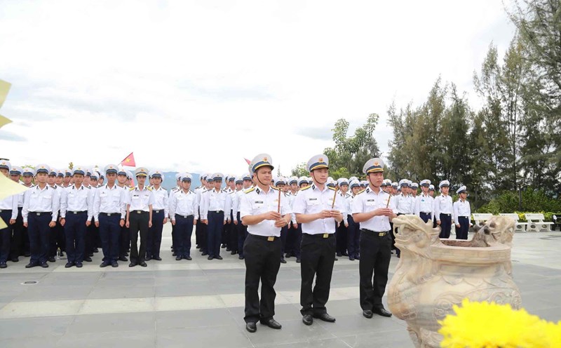 The Naval Region 4 Training Center offered incense and flowers at the Gac Ma Soldier Memorial Site in Khanh Hoa Province. Photo: Tien Ngo