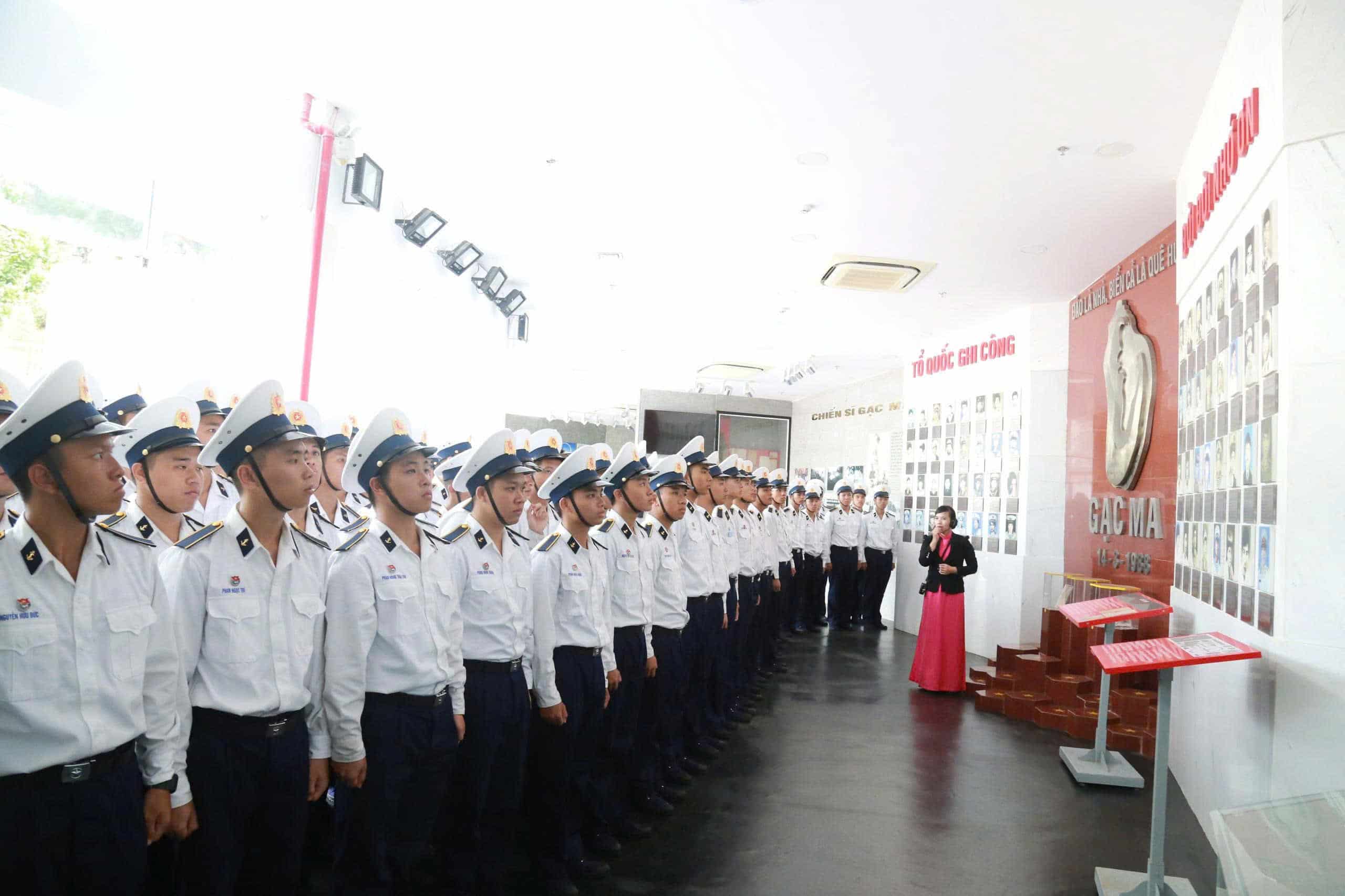 Can bo va hoc vien da dang hoa, dang huong tuong niem 64 liet si Gac Ma. Anh: Tien Ngo