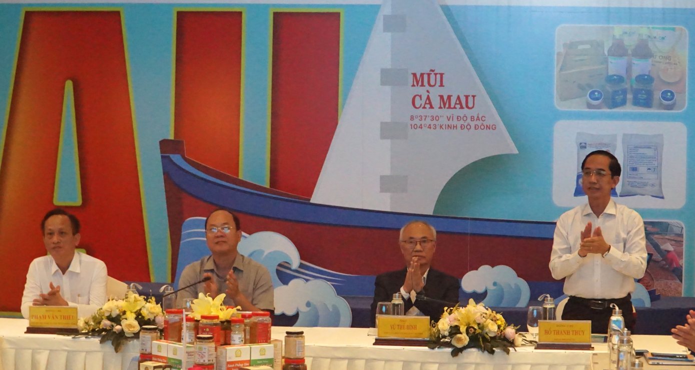 Bi thu Tinh uy Ca Mau Nguyen Ho Hai cung lanh dao Tinh uy Ca Mau tham du hoi thao. Anh: Nhat Ho