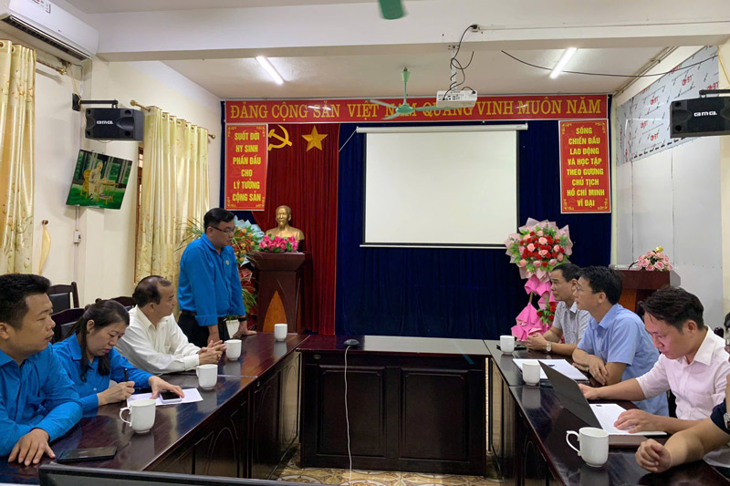 Le syndicat de la commune de Bao Thang visite et travaille avec les comites du parti locaux les dirigeants et le Comite executif du syndicat de base de l'hopital general regional de Bao Yen. Photo : Nguyen Thuy