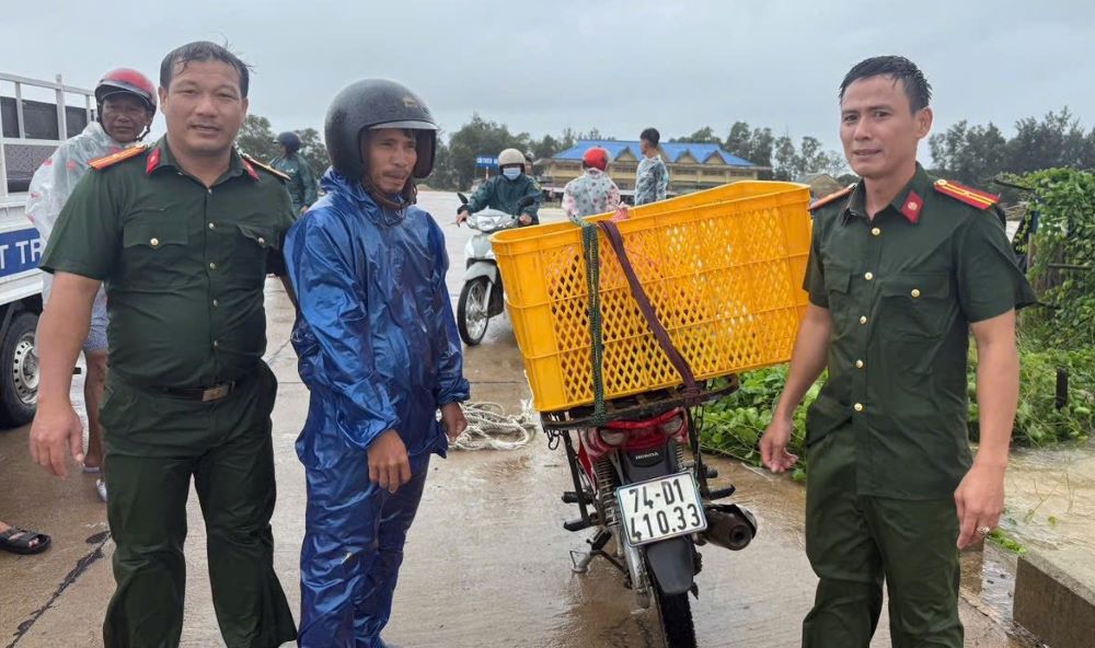 Can bo cong an trao tra lai chiec xe bi nuoc lu cuon. Anh: Cong an xa Nam Cua Viet