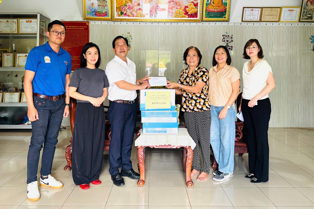 M. Do Dinh Hanh - president du syndicat de Lam Dong Lottery One Member Limited Company (Middle) - a presente des cadeaux a l'installation de protection sociale de Trong Duc. Photo: Thuy Huong