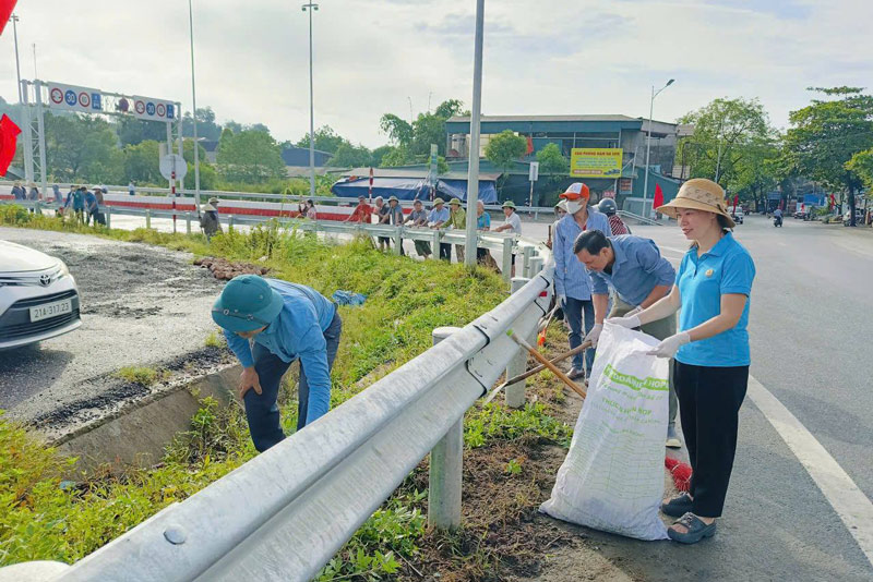 Cadres, union members and people of Au Lau ward, Lao Cai province actively clean and beautify the urban area, creating a clean and beautiful landscape. Photo: Thu Hien