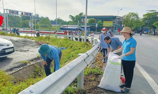 Cán bộ, đoàn viên cùng nhân dân phường Âu Lâu, tỉnh Lào Cai tích cực tổng vệ sinh, chỉnh trang đô thị, tạo cảnh quan sạch đẹp. Ảnh: Thu Hiền