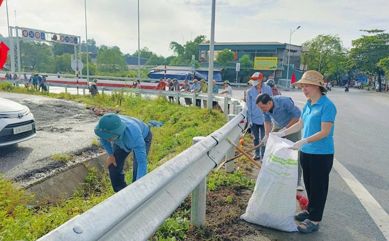 Cadres, union members and people of Au Lau ward, Lao Cai province actively clean and beautify the urban area, creating a clean and beautiful landscape. Photo: Thu Hien