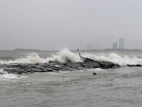 Da Nang sea is bustling with waves, shops are closed to avoid storm No. 10. Photo: Thanh Huyen