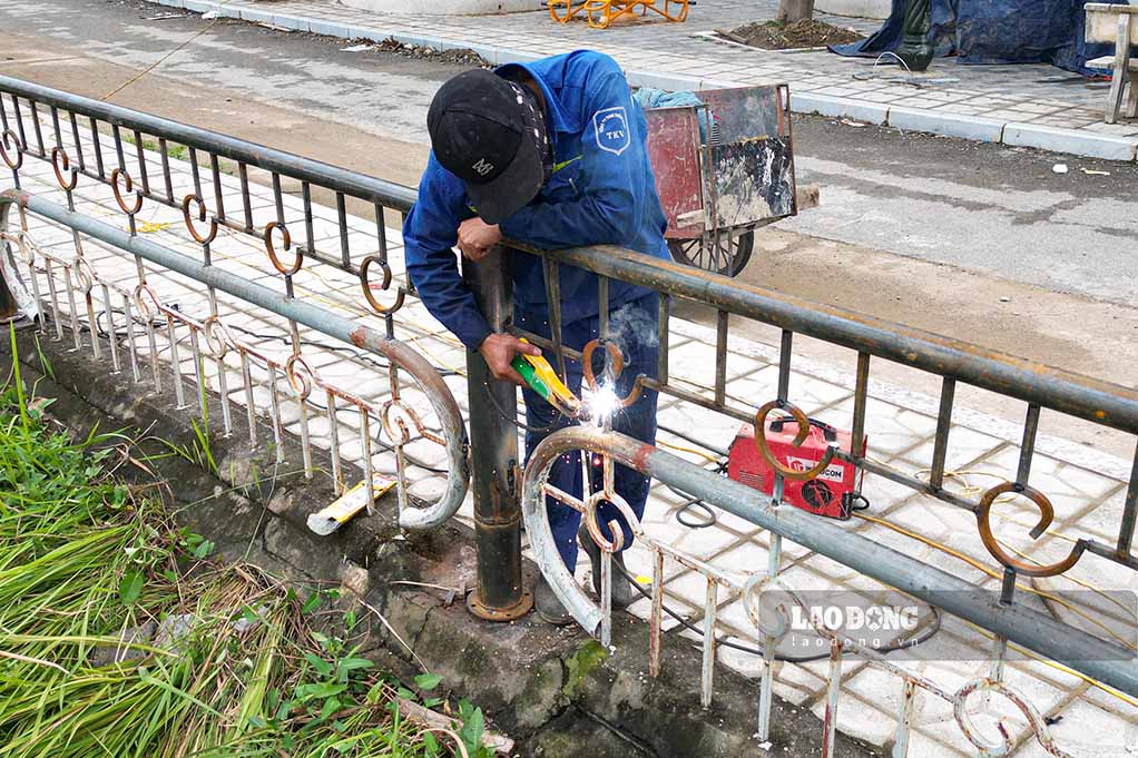 Cong nhan gap rut hoan thien cac hang muc con lai tai Cong vien Cau Giay. Anh: Thien Nhan
