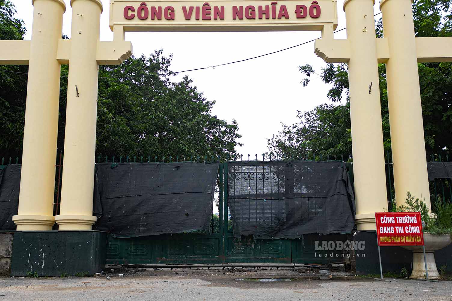 Cong vien Nghia Do chua mo cua don nguoi dan. Anh: Thien Nhan