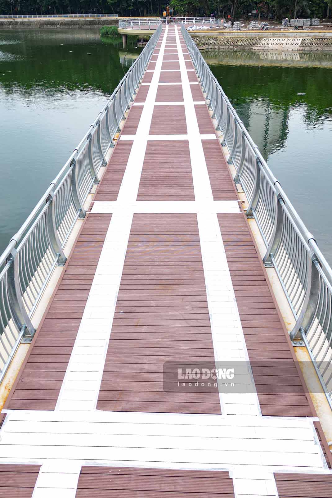 Cay cau di bo bac qua ho dieu hoa tai Cong vien Nghia Do da hoan thien. Anh: Thien Nhan