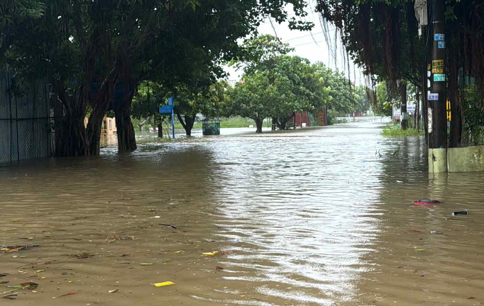 Nuoc dang nhanh khien nhieu noi tai to dan pho Phu Thuong ngap gan 1m. Anh: Cong Sang