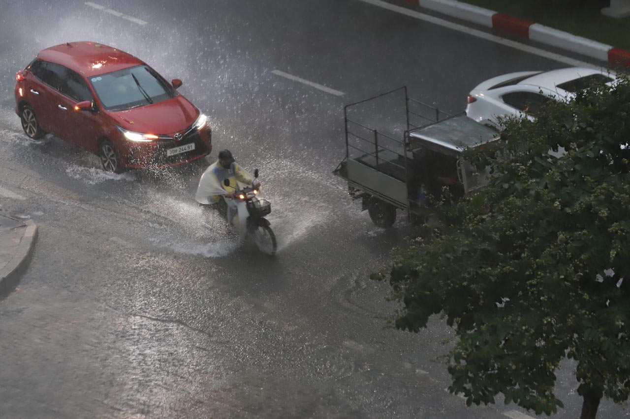 Hanoi is forecast to have rain due to storm No. 10 Bualoi from tonight to tomorrow afternoon, September 29. Photo: Vu Linh