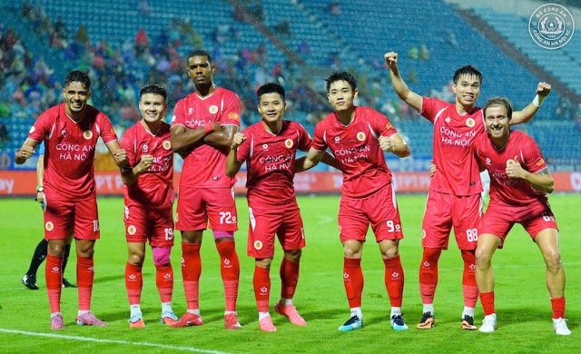 Cac cau thu Cong an Ha Noi da co tran dau an tuong. Anh: CAHN