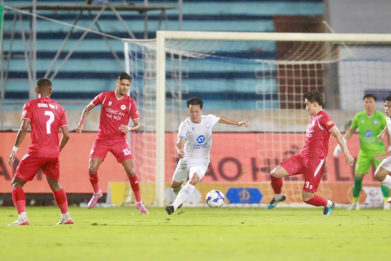 Cau thu Cong an Ha Noi dang choi lan luot. Anh: NDFC