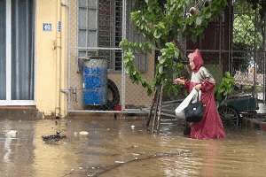 La tempete n° 10 provoque de fortes pluies a Quang Tri l'eau deborde dans les maisons des habitants. Photo : Cong Sang