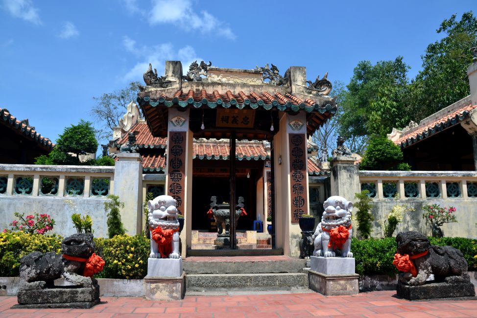 Trung nghia tu, noi tho cung cac vi thuoc dong ho Mac o Ha Tien. Anh: Lam Dien
