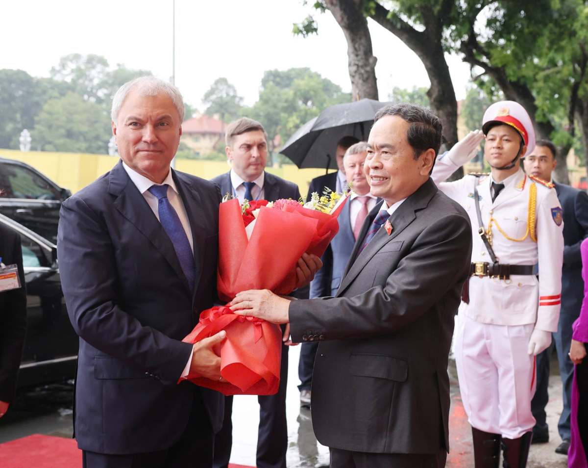 Chu tich Quoc hoi Tran Thanh Man tang hoa Chu tich Duma Quoc gia Nga Vyacheslav Volodin. Anh: Hai Nguyen