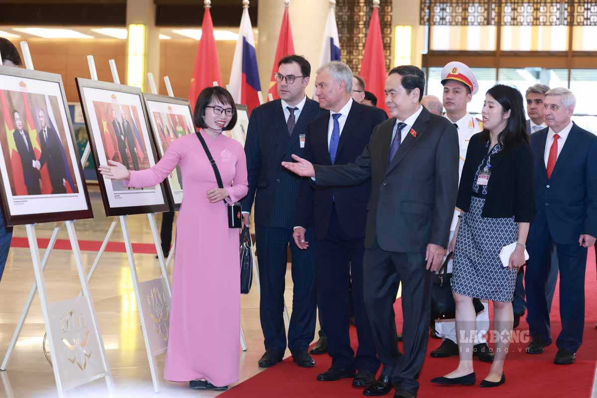Chu tich Quoc hoi Tran Thanh Man, Chu tich Duma Quoc gia Nga Vyacheslav Volodin va cac dai bieu tham quan trien lam anh ve quan he hai nuoc. Anh: Hai Nguyen