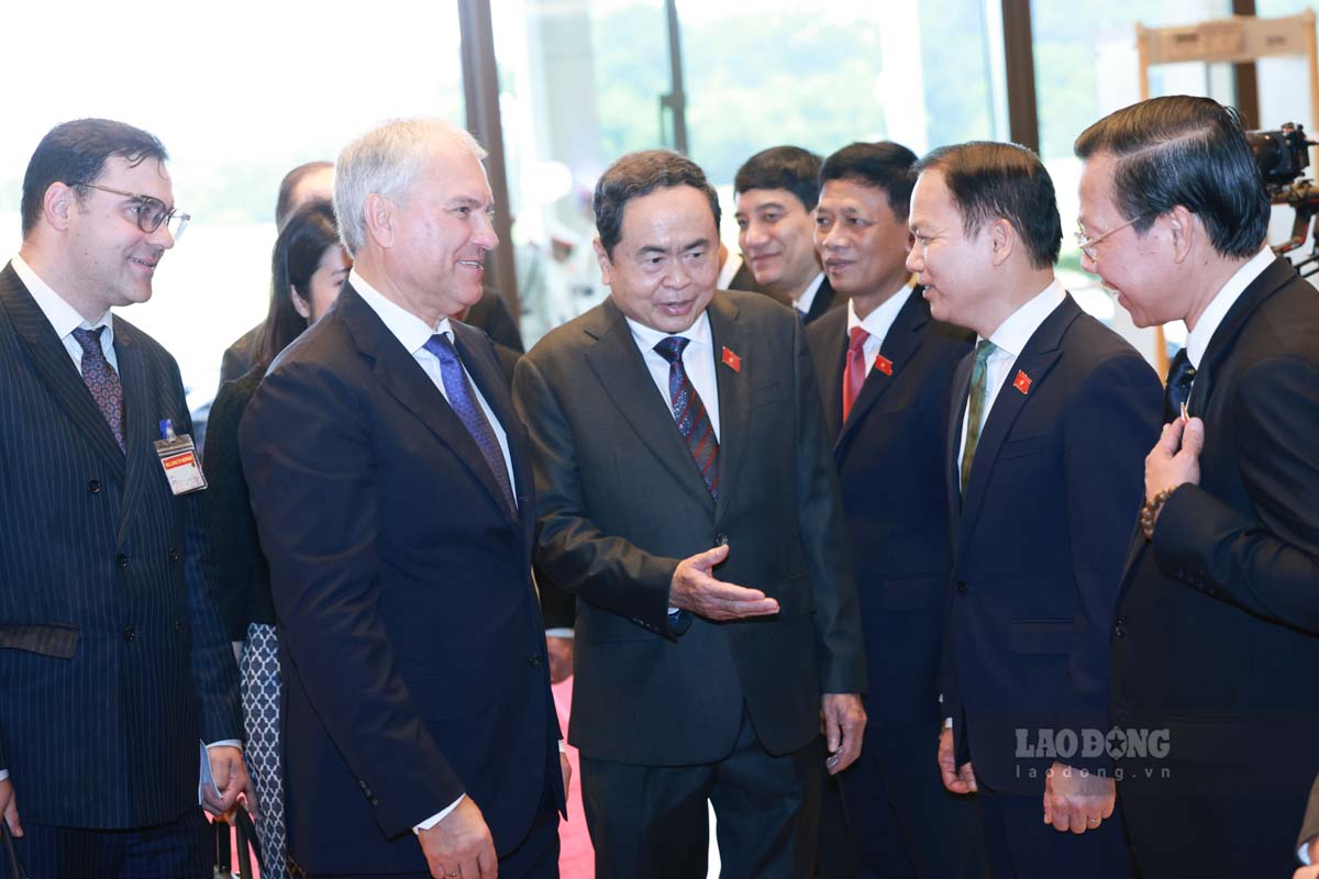 Chu tich Quoc hoi Tran Thanh Man gioi thieu cac dai bieu voi Chu tich Duma Quoc gia Nga Vyacheslav Volodin. Anh: Hai Nguyen
