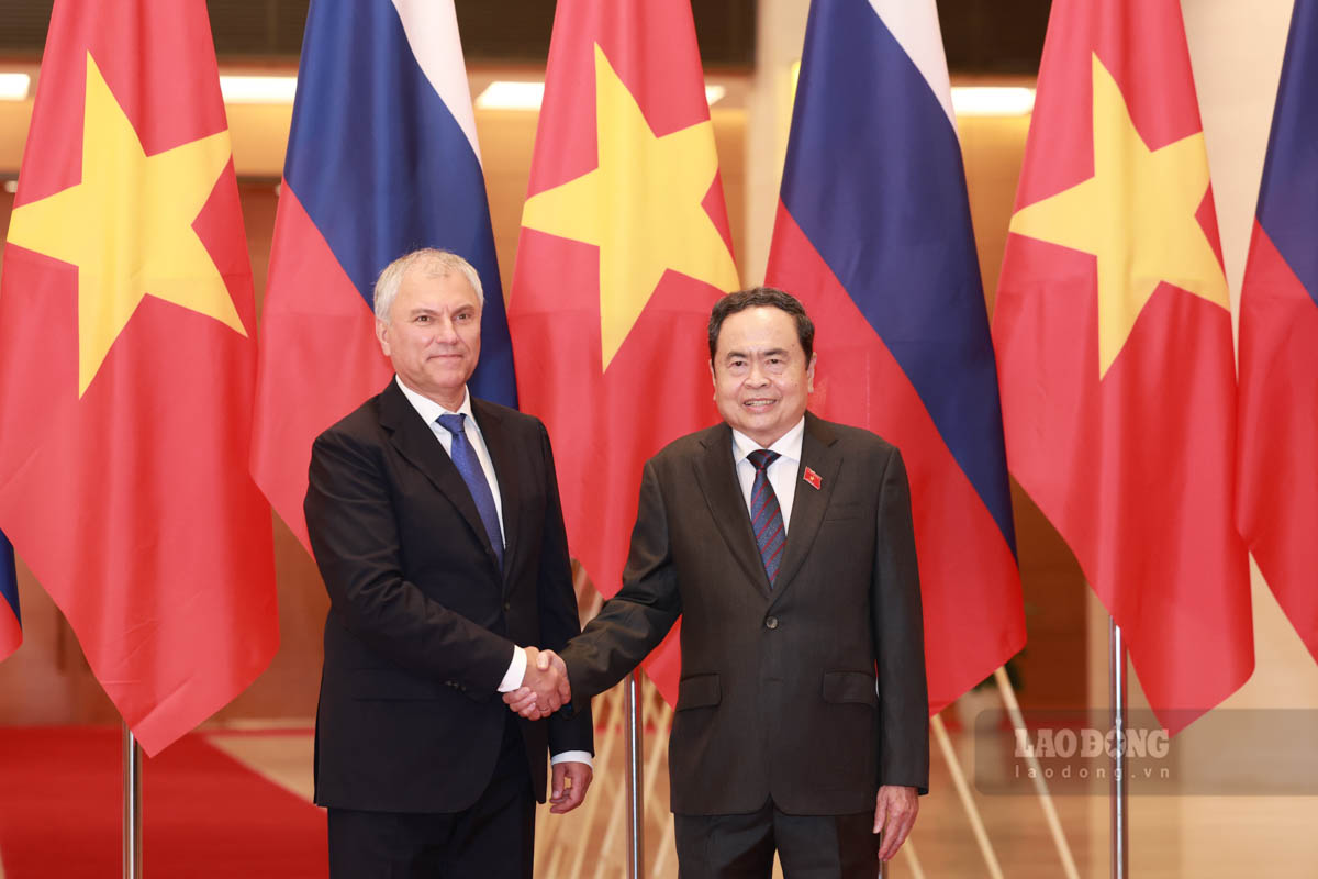 Politburo member and National Assembly Chairman Tran Thanh Man welcomed Chairman of the Russian State Duma Vyacheslav Volodin. Photo: Hai Nguyen