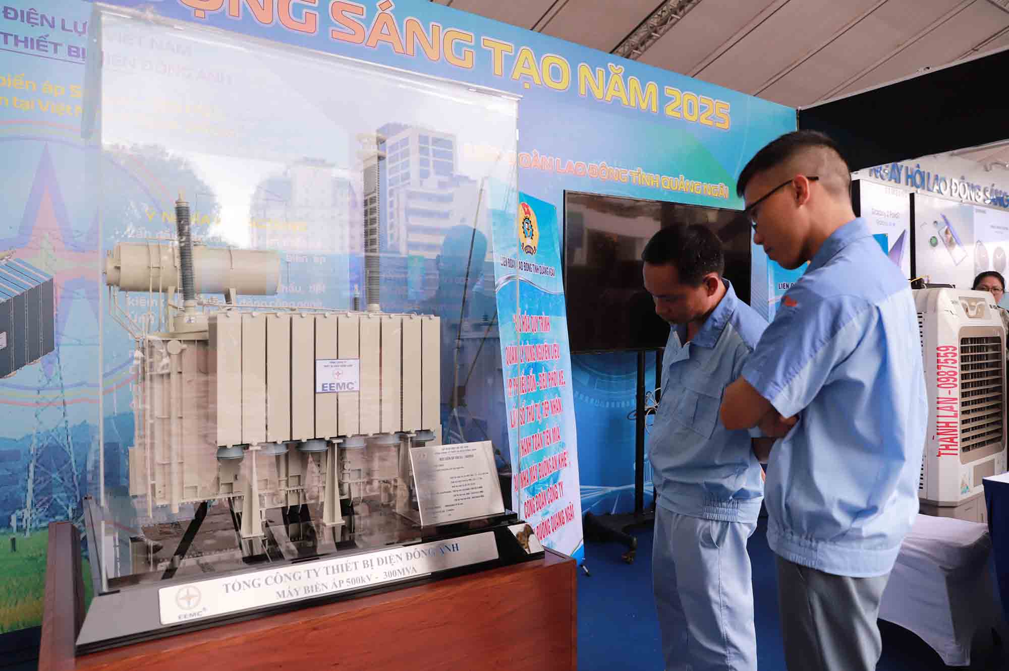 500kV - 3x300MVA 변압기(모델)는 동아잉 전기 장비 총공사가 2025년 창의 노동 축제에 가져왔습니다. 사진: 송흐우