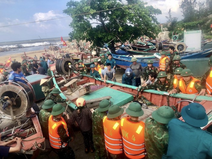 Luc luong chuc nang ho tro dan dua thuyen len bo. Anh: Song Han