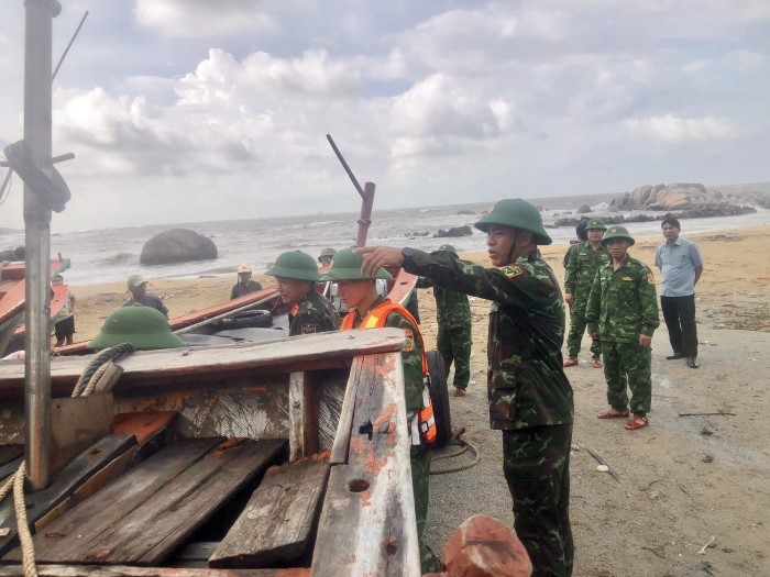 Ban chi huy phong thu khu vuc 3 - Ky Anh ho tro dan ung dua tau thuyen len bo. Anh: Song Han