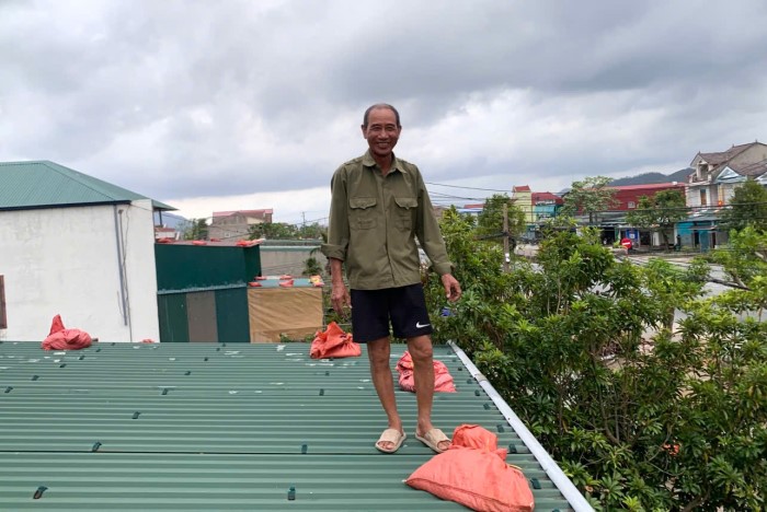 하띤성 주민들은 태풍 10호에 대응하기 위해 다양한 방안을 적극적으로 모색하고 있습니다. 사진: 송한