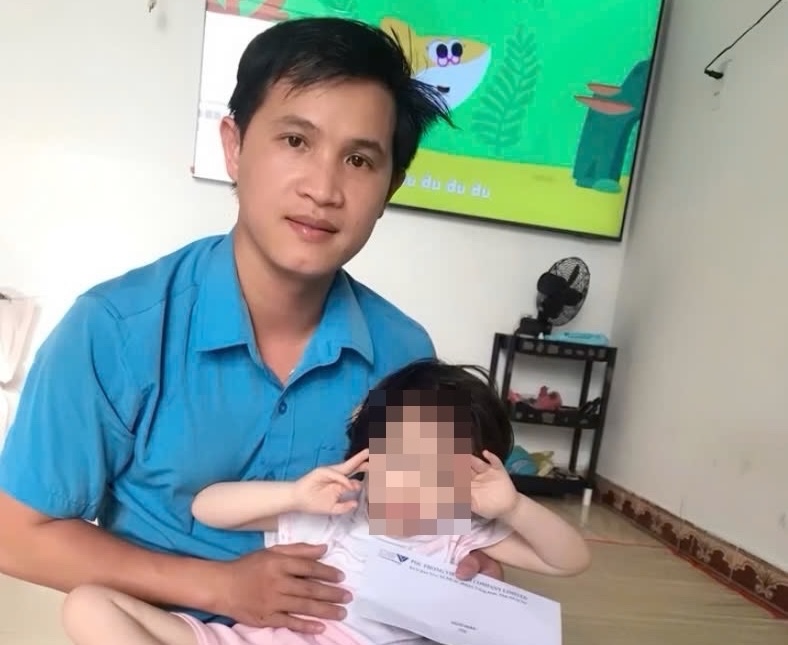 The Trade Union of Pou Phong Vietnam Co., Ltd. presented Mid-Autumn Festival gifts to children of disabled workers. Photo: Company Union