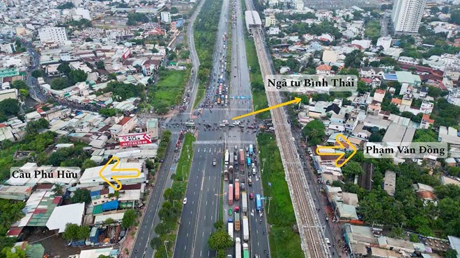 Doan Vanh dai 2 di qua duong Vo Nguyen Giap.  Anh: Anh Tu