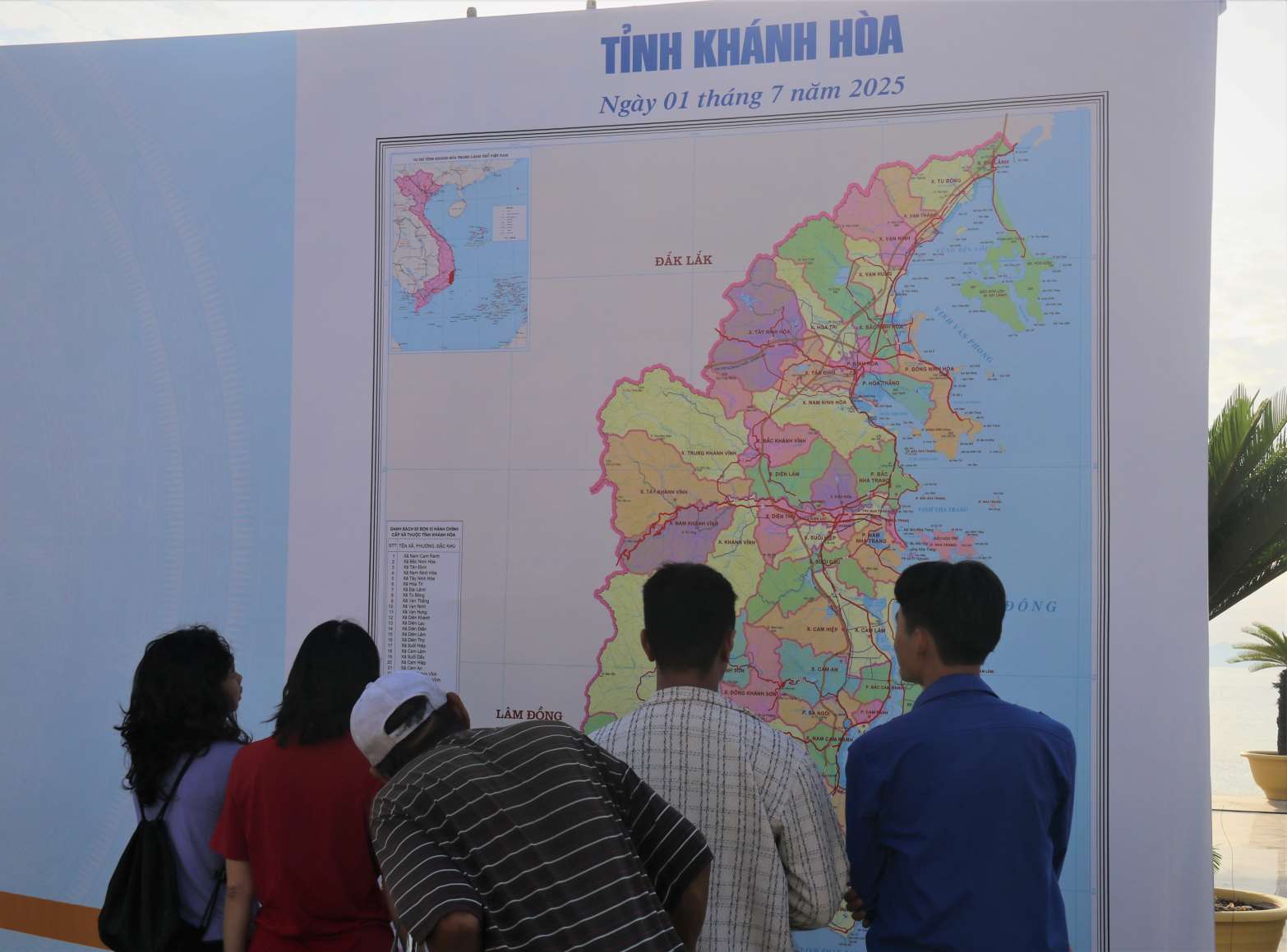 Khanh Hoa proposed to issue regulations assigning the Chairman of the Commune People's Committee to authorize the certification of a number of areas to commune-level civil servants. Photo: Phuong Linh