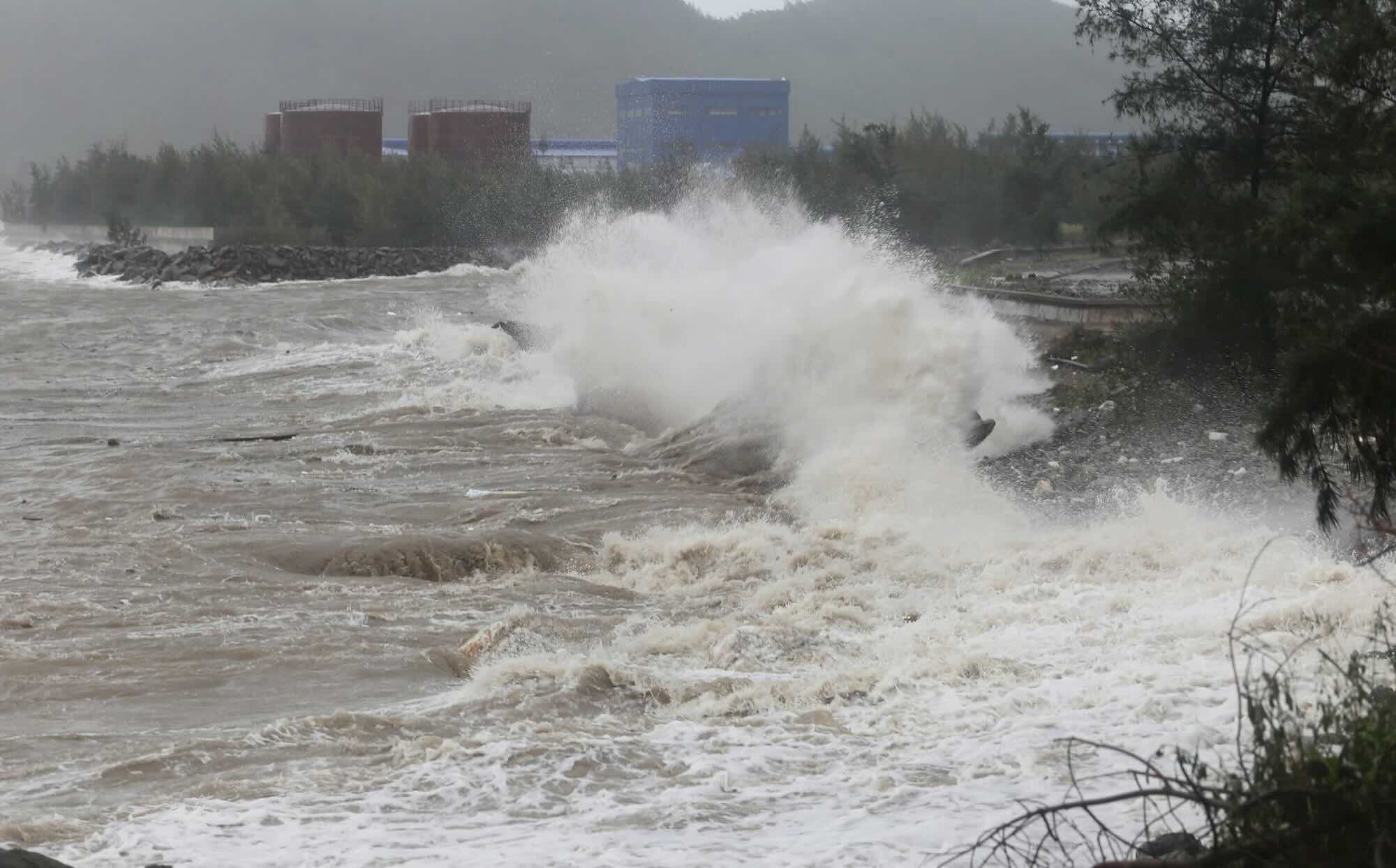 The waves at Hon La in Quang Tri are more than 3m high. Photo: Tuan Tu