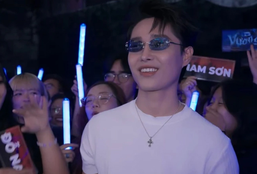Tang Duy Tan dung duoi hang khan gia xem “Anh trai say hi“. Anh: VieON