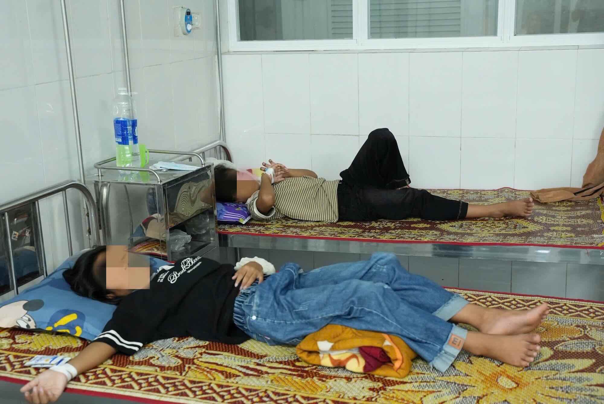 The students suspected of being poisoned after eating breakfast were treated at the hospital. Photo: Cong Sang