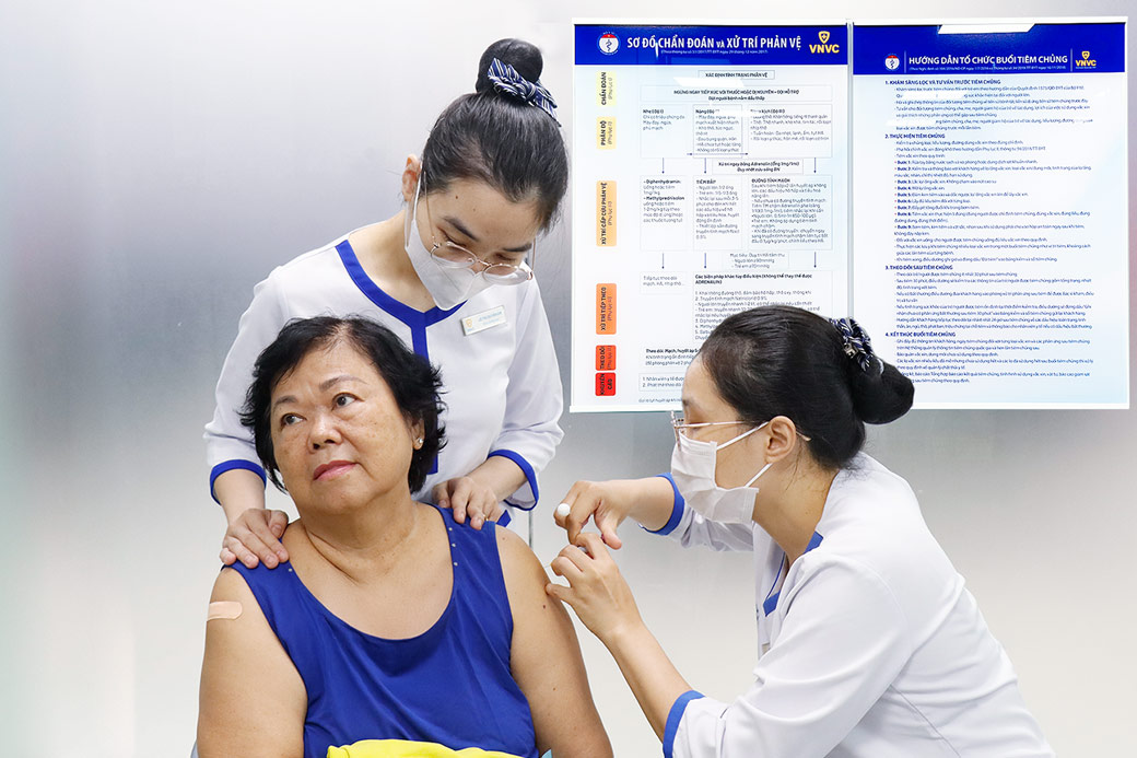 Nguoi cao tuoi tiem vaccine phong benh tai VNVC. Anh: Moc Thao