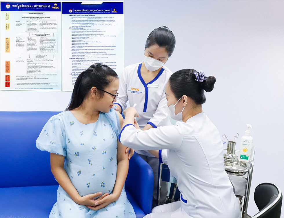 Me bau Dan Thuy, thai 32 tuan tiem vaccine phong RSV cua Pfizer tai VNVC Hoang Van Thu, TP HCM. Anh: Moc Thao