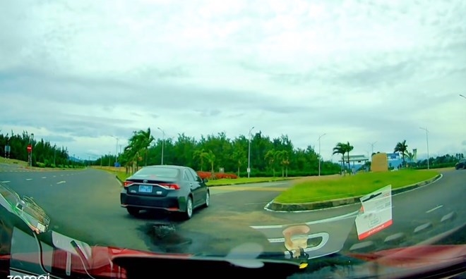 The driver of a blue-plate car in Dak Lak went to the road without looking, almost causing an accident. Photo: C.Q.L