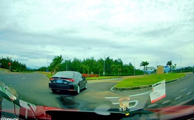 The driver of a blue-plate car in Dak Lak went to the road without looking, almost causing an accident. Photo: C.Q.L