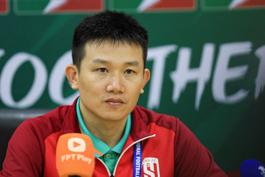 Mr. Phan Nhu Thuat resigned as head coach of Song Lam Nghe An. Photo: Minh Dan