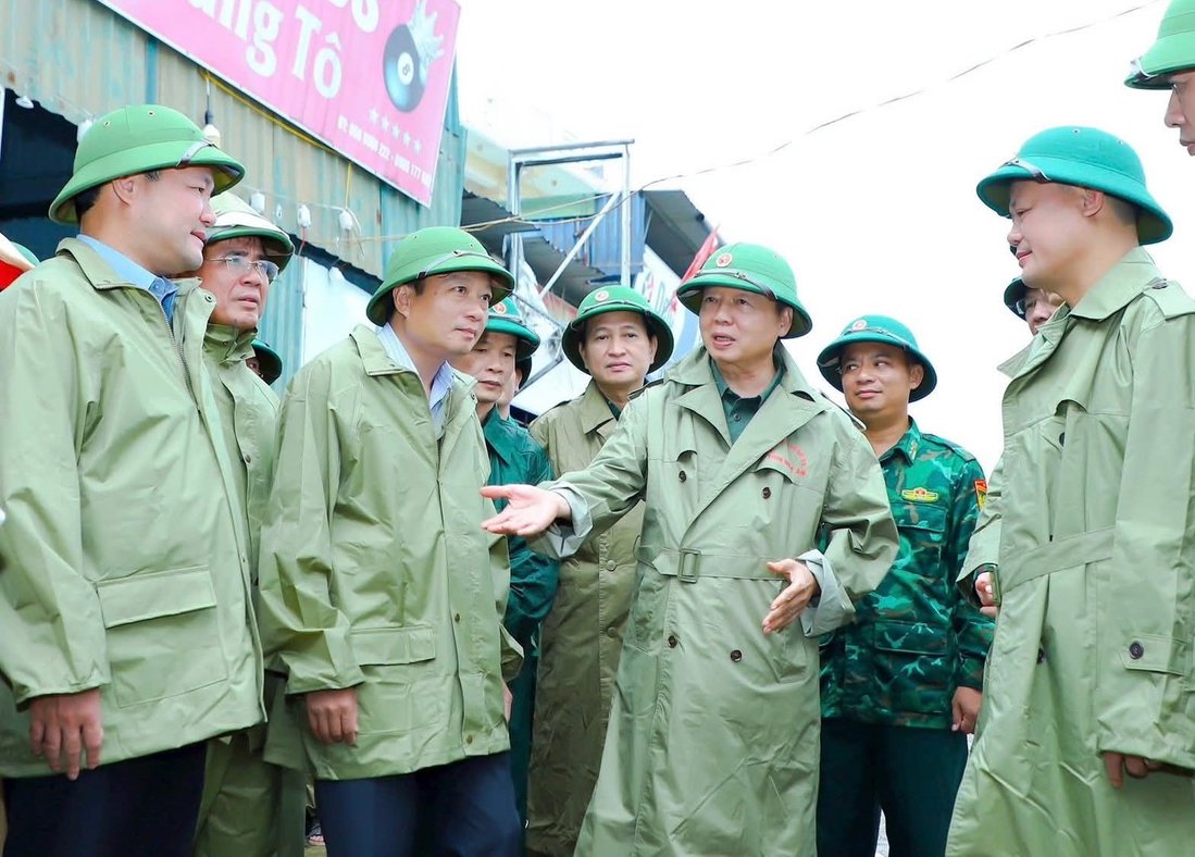 Inspecting the prevention of storm No. 10 in Nghe An, Deputy Prime Minister Tran Hong Ha directed resolutely not to let people try to stay in vulnerable areas. Photo: Ngoc Anh