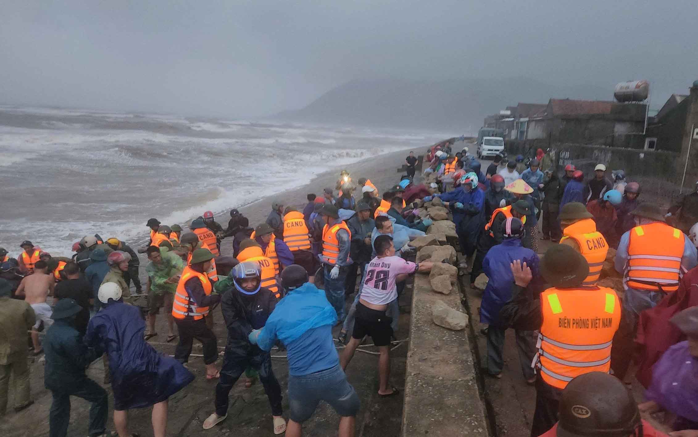 Hundreds of people in the sea dike were eroded in Thien Cam commune. Photo: Tran Tuan.
