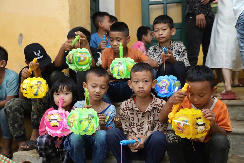 Nhung chiec den long Trung thu am ap nghia tinh. Anh: Cong doan Nghia Lo